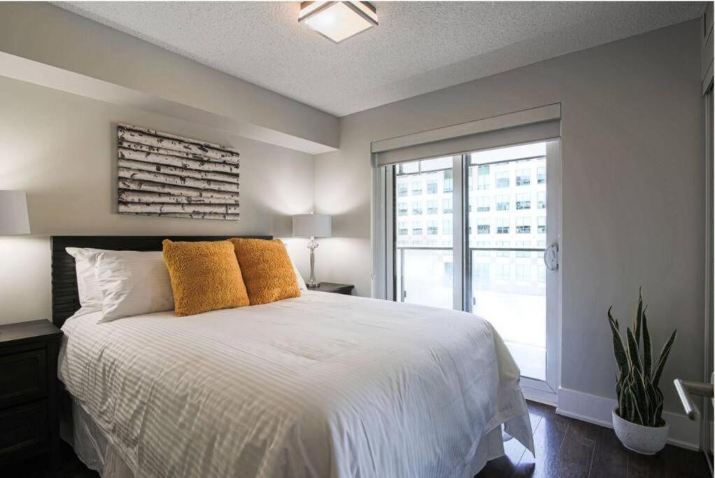 Skyline Suites - Walk To Mtcc, Acc, Rogers Centre & Entertainment District トロント エクステリア 写真