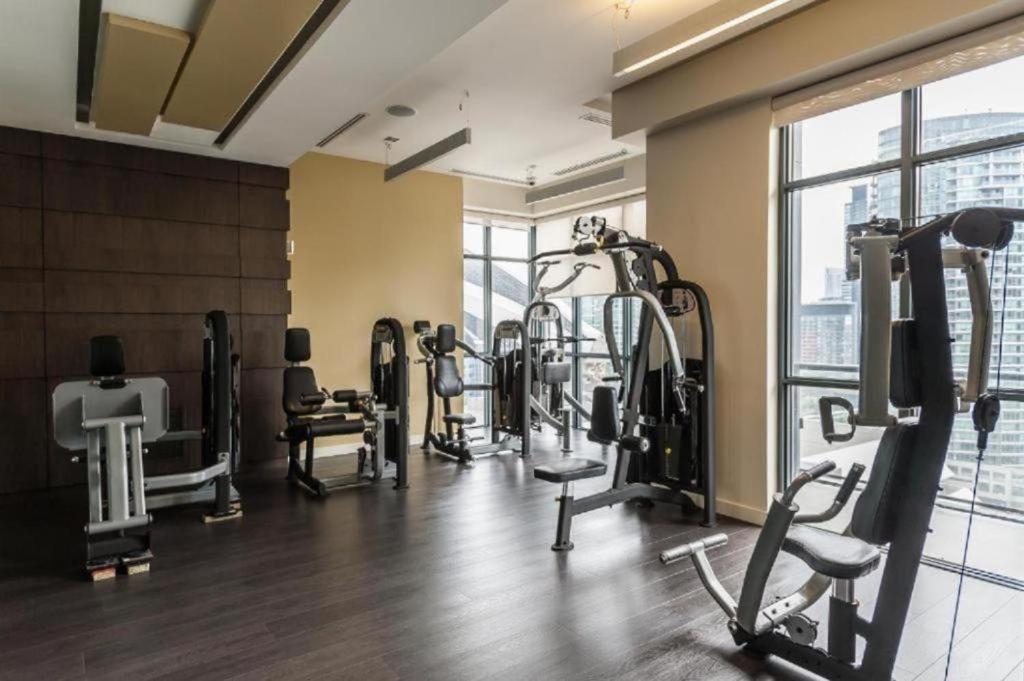 Skyline Suites - Walk To Mtcc, Acc, Rogers Centre & Entertainment District トロント エクステリア 写真